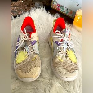 Nike tennis size 7 in Beige/Purple and orange color.